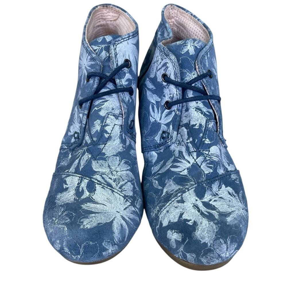 Toms Floral Lace-Up Wedge Heel Ankle Boot Blue and White Size 7.5 Medium